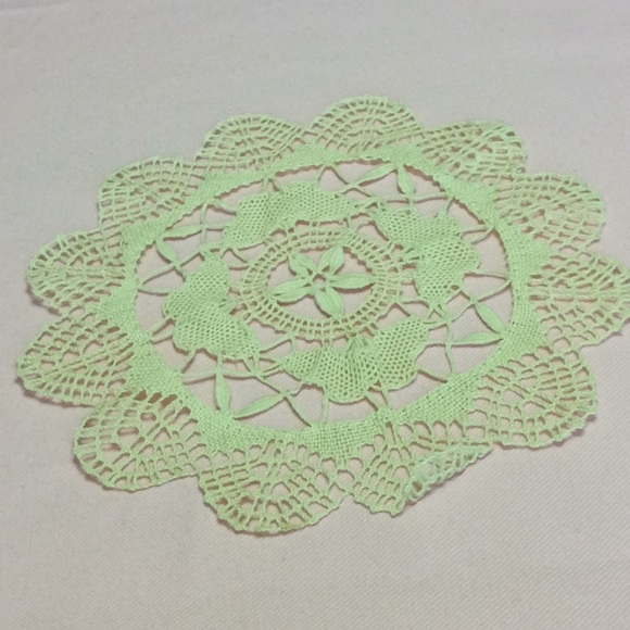 FINAL SALE PRICE 5 Pc Vintage Doily Set - Picture 9 of 12